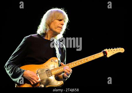 Der amerikanische Jazz-Gitarrist Mike Stern im Oberhausener Ebertbad. American jazz guitarist Mike Stern in Oberhausen. Oberhausen NRW DEUDEGERMANYDEUTSCHLANDALLEMAGNE Stock Photo