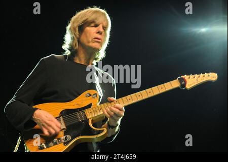 Der amerikanische Jazz-Gitarrist Mike Stern im Oberhausener Ebertbad. American jazz guitarist Mike Stern in Oberhausen. Oberhausen NRW DEUDEGERMANYDEUTSCHLANDALLEMAGNE Stock Photo