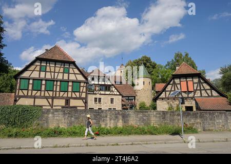 Grüner Turm und Wirtschaftsgebäude unterhalb Kloster Bebenbausen, Tübingen, Baden-Württemberg, Deutschland *** Green Tower and farm buildings below Bebenbausen Monastery, Tübingen, Baden Württemberg, Germany Stock Photo