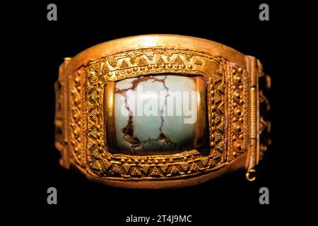 Egypt, Cairo, Tutankhamon jewellery, from his tomb in Luxor, gold bracelet with a green stone. Stock Photo