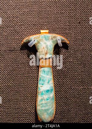 Egypt, Cairo, Tutankhamon jewellery, from his tomb in Luxor : Amulet in the shape of a Wadj column, or papyrus. Stock Photo