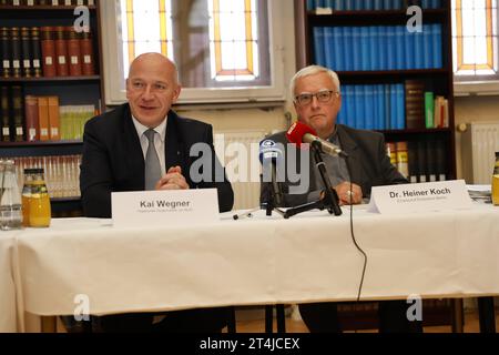 Dr. Heiner Koch, Erzbischof von Berlin, Kai Wegner, Regierender Bürgermeister Berlin Gemeinsame Sitzung des Senats und der Leitung des Erzbistums Berlin, am 31.10.2023 in Berlin, Klosterbibliothek, Dominikanerkloster St. Paulus, Deutschland *** Dr Heiner Koch, Archbishop of Berlin, Kai Wegner, Governing Mayor Berlin Joint meeting of the Senate and the leadership of the Archdiocese of Berlin, on 31 10 2023 in Berlin, Monastery Library, Dominican Monastery St Paulus , Germany. Stock Photo