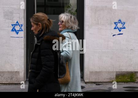 Paris, France. 31st Oct, 2023. Julien Mattia/Le Pictorium - Antisemitic tags representing Stars of David - 31/10/2023 - France/Ile-de-France (region)/Paris - Residents of the 14th arrondissement of Paris woke up with antisemitic tags depicting Stars of David on October 31, 2023. Credit: LE PICTORIUM/Alamy Live News Stock Photo