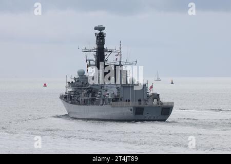 The Royal Navy Duke class Type 23 frigate HMS IRON DUKE (F234) heads out into The Solent Stock Photo