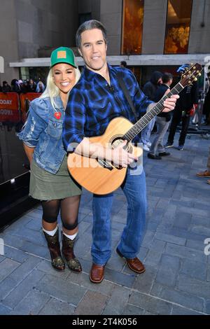 Peter Alexander and Laura Jarrett as Blake Shelton and Gwen Stefani Stock Photo