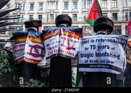 Anti-Zionist Haredi Jewish group Neturei Karta join the pro Palestinian protests in London. Stock Photo