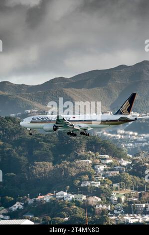 Singapore Airlines Boing 777 about to land at Wellington Airport, New Zealand Stock Photo