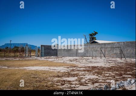 29.10.2023, xovx, Politik, Reise. Robben Island - Gefängnisinsel vor Kapstadt Gefängnishof mit Fußballplatz des Hochsicherheitstrakts auf der Gefängnisinsel Robben Island vor der Küste von Kapstadt, in diesem Teil der Gefängnisinsel verbrachte der spätere Präsident Südafrikas Nelson Mandela 18 Jahre seiner insgesamt 27-jährigen Gefangenschaft, zumeist bei Einzelhaft und unmenschlichen Bedingungen. Robben Island ist eine Insel zwölf Kilometer vor der südafrikanischen Stadt Kapstadt. In dem einstigen Gefängnis auf der Insel wurden dort politische Gefangene während der Apartheit inhaftiert. Darun Stock Photo