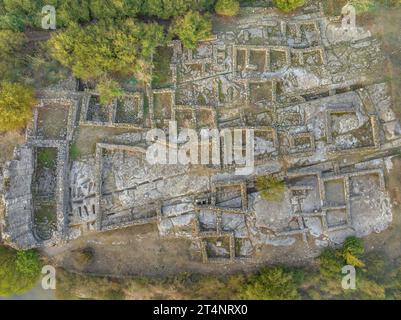 Aerial overhead view of the archaeological site of L'Esquerda, in Roda de Ter (Osona, Barcelona, Catalonia, Spain) ESP: Vista aérea de l'Esquerda Stock Photo