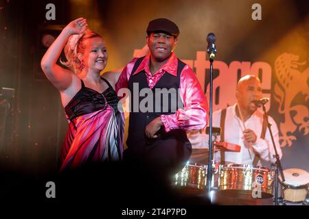 Die Tänzer Steffi und Yorge Kubaname mit Alexis Herrera Estevez im Hintergrund, Timbales, Bongos im Konzert Habana Tradicional - Die Musik des Buena Vista Social Clubs - in den Ostrastudios im Rahmen der Jazztage Dresden. *** The dancers Steffi and Yorge Kubaname with Alexis Herrera Estevez in the background, timbales, bongos in the concert Habana Tradicional The music of the Buena Vista Social Club in the Ostrastudios in the context of the Jazztage Dresden Stock Photo