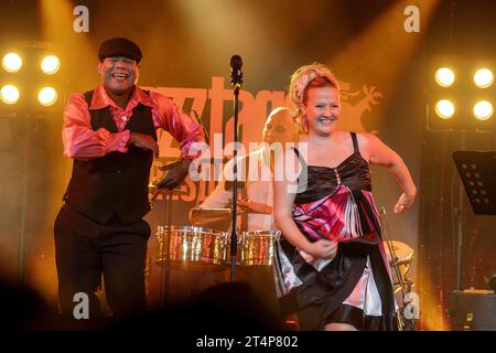 Die Tänzer Steffi und Yorge Kubaname mit Alexis Herrera Estevez im Hintergrund, Timbales, Bongos im Konzert Habana Tradicional - Die Musik des Buena Vista Social Clubs - in den Ostrastudios im Rahmen der Jazztage Dresden. *** The dancers Steffi and Yorge Kubaname with Alexis Herrera Estevez in the background, timbales, bongos in the concert Habana Tradicional The music of the Buena Vista Social Club in the Ostrastudios in the context of the Jazztage Dresden Credit: Imago/Alamy Live News Stock Photo