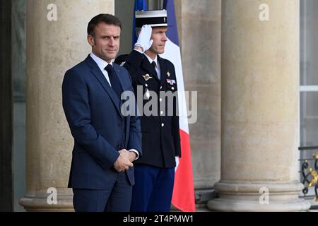 Paris, France. 31st Oct, 2023. Julien Mattia/Le Pictorium - Emmanuel Macron receives Roberta Metsola - 31/10/2023 - France/Ile-de-France (region)/Paris - The President of the French Republic, Emmanuel Macron, received the President of the European Parliament, Roberta Metsola, at the Elysee Palace on October 31, 2023. Credit: LE PICTORIUM/Alamy Live News Stock Photo