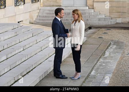 Paris, France. 31st Oct, 2023. Julien Mattia/Le Pictorium - Emmanuel Macron receives Roberta Metsola - 31/10/2023 - France/Ile-de-France (region)/Paris - The President of the French Republic, Emmanuel Macron, received the President of the European Parliament, Roberta Metsola, at the Elysee Palace on October 31, 2023. Credit: LE PICTORIUM/Alamy Live News Stock Photo