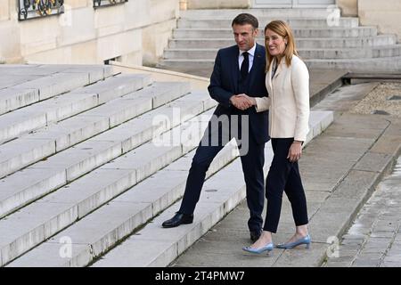 Paris, France. 31st Oct, 2023. Julien Mattia/Le Pictorium - Emmanuel Macron receives Roberta Metsola - 31/10/2023 - France/Ile-de-France (region)/Paris - The President of the French Republic, Emmanuel Macron, received the President of the European Parliament, Roberta Metsola, at the Elysee Palace on October 31, 2023. Credit: LE PICTORIUM/Alamy Live News Stock Photo