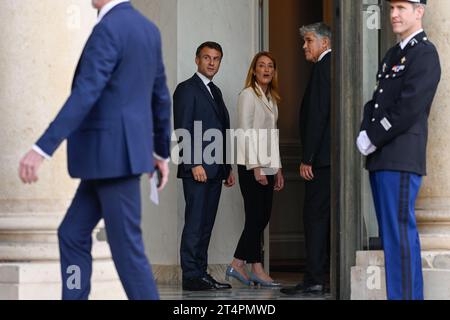 Paris, France. 31st Oct, 2023. Julien Mattia/Le Pictorium - Emmanuel Macron receives Roberta Metsola - 31/10/2023 - France/Ile-de-France (region)/Paris - The President of the French Republic, Emmanuel Macron, received the President of the European Parliament, Roberta Metsola, at the Elysee Palace on October 31, 2023. Credit: LE PICTORIUM/Alamy Live News Stock Photo