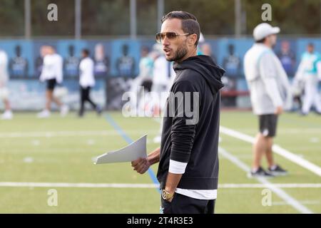 01 November 2023, Hesse, Frankfurt/Main: American Football: NFL, Before the season game Kansas City Chiefs vs Miami Dolphins, Dolphins practice. Head Coach Mike McDaniel leads the practice. Photo: Jürgen Kessler/dpa Stock Photo