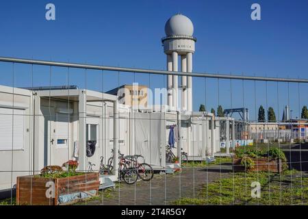 Containerdorf, Flüchtlingsunterkunft, Radarturm, Zäune, Flughafen Tempelhof, Tempelhofer Feld, Berlin, Deutschland *** Container village, refugee shelter, radar tower, fences, Tempelhof Airport, Tempelhofer Feld, Berlin, Germany Credit: Imago/Alamy Live News Stock Photo