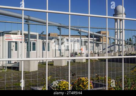 Containerdorf, Flüchtlingsunterkunft, Radarturm, Zäune, Flughafen Tempelhof, Tempelhofer Feld, Berlin, Deutschland *** Container village, refugee shelter, radar tower, fences, Tempelhof Airport, Tempelhofer Feld, Berlin, Germany Credit: Imago/Alamy Live News Stock Photo