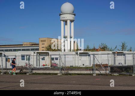 Containerdorf, Flüchtlingsunterkunft, Radarturm, Zäune, Flughafen Tempelhof, Tempelhofer Feld, Berlin, Deutschland *** Container village, refugee shelter, radar tower, fences, Tempelhof Airport, Tempelhofer Feld, Berlin, Germany Credit: Imago/Alamy Live News Stock Photo