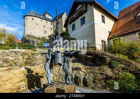 Monument "Die Abträger" by Amberg artist Harald Bäumler commemorates the art of Zoigl brewing in Falkenberg. Alongside Mitterteich, Neuhaus, Windisch-Eschenbach and Eslarn, Falkenberg is an Upper Palatinate community brewing town. Wiesau (VGem), Germany Stock Photo