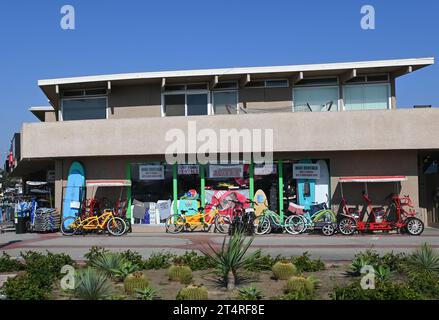 NEWPORT BEACH, CALIFORNIA - 26 OCT 2023: Boardwalk Sports rental shop in McFadden Square at the Pier. Stock Photo