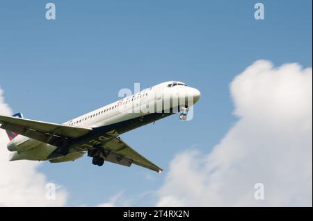 Delta Airlines jet landing at Lexington Bluegrass Airport Stock Photo