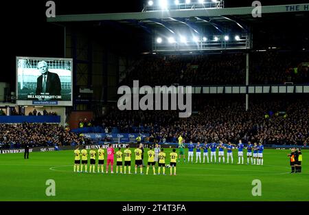 Players, fans and match officials take part in a minute's applause in memory of Everton chairman Bill Kenwright ahead of the Carabao Cup fourth round match at Goodison Park, Liverpool. Picture date: Wednesday November 1, 2023. Stock Photo