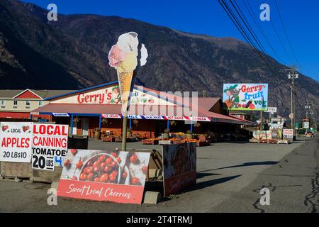 Keremeos, British Columbia, Canada - September 8, 2023: Fruit stand organic farmer's market with display of fresh harvested fruit and vegetables in Ke Stock Photo