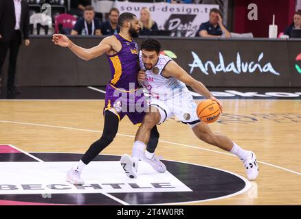 Bonn, Deutschland. 01st Nov, 2023. C. J. Harris (Holon), Noah Kirkwood (Bonn), BCL, 1. Spieltag, Telekom Baskets Bonn vs Hapoel Holon, Bonn, Deutschland, 01.11.2023. Credit: Juergen Schwarz/Alamy Live News Stock Photo