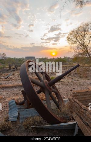 Atmospheric sunrise over discarded machinery at the Twenty Mile Sandy Creek old goldmine in the goldfields, Skull Springs Road, Pilbara, Western Austr Stock Photo