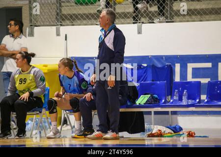 Oviedo, Asturias, Spain. 1st Nov, 2023. Oviedo, Spain, 1st November, 2023: The coach of Lobas Global Atac Oviedo, Manuel Diaz during the 9th Matchday of the Liga Guerreras Iberdrola between Lobas Global Atac Oviedo and Motive.co Gijon Balonmano La Calzada, on November 1, 2023, at the Florida Arena Municipal Sports Center, in Oviedo, Spain. (Credit Image: © Alberto Brevers/Pacific Press via ZUMA Press Wire) EDITORIAL USAGE ONLY! Not for Commercial USAGE! Stock Photo