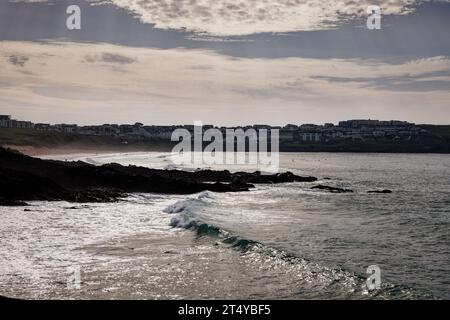 Sunlit waves break on the rocks at Little Fistral Beach, Newquay, Cornwall. Stock Photo