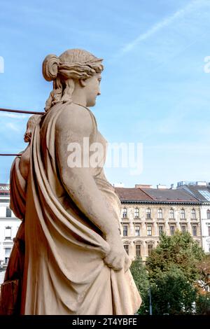 Vienna, Ringstraße, Palais and classical sculpture Stock Photo