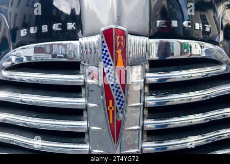 Original radiator Buick auto company grille badge bonnet logo on (looks like) Super 8 American car / vintage old classic 1940's USA vehicle. UK (136) Stock Photo