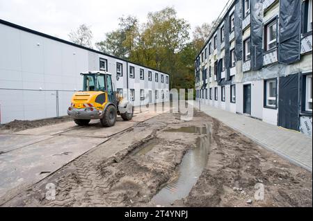 Neubau einer Flüchtlingsunterkunft in Hamburg Fuhlsbüttel öffentlich-rechtliche Unterkunft Unterbringung Ohkamp In Fuhlsbüttel von Geflüchteten Gemeinschaftsunterkunft in Container-Bauweise Unterbringungskapazitäten Fördern & Wohnen Flüchtlingsheim Asylsuchende Asylanten Flüchtlingsunterkunft, Flüchtlinge, Unterkunft, Asylbewerber, Migranten, Asyl, Notunterkunft, Schutzsuchende, Flüchtlingslager, Hilfsorganisation, humanitäre Hilfe, Wohnbedingungen, Gemeinschaftsunterkunft, Flüchtlingshilfe, Integration, Flüchtlingskrise, Unterkunftseinrichtung, Unterbringung, humanitäre Unterstützung, Betreuu Stock Photo