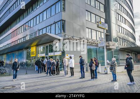 Schlange, Kunden, Kundenzentrum, BVG Hauptsitz, Holzmarktstraße, Mitte, Berlin, Deutschland Stock Photo