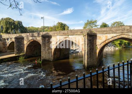 Matlock Bridge also known as Derwent Bridge, is a stone bridge spanning the River Derwent in Matlock town centre, Derbyshire, England Stock Photo