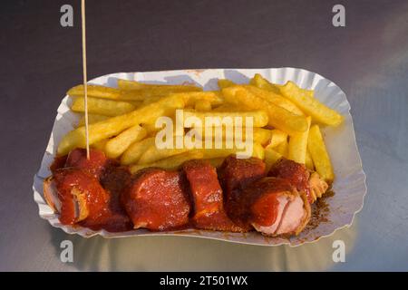Currywurst mit Pommes von Curry 36, Berlin, Deutschland *** Currywurst with fries from Curry 36, Berlin, Germany Credit: Imago/Alamy Live News Stock Photo