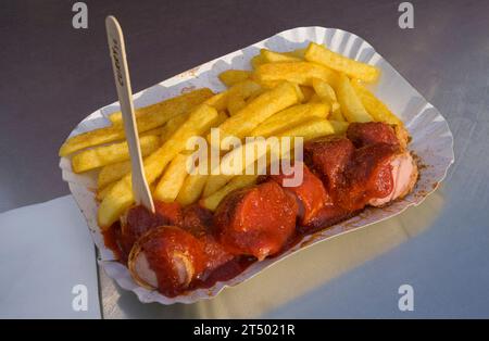 Currywurst mit Pommes von Curry 36, Berlin, Deutschland *** Currywurst with fries from Curry 36, Berlin, Germany Credit: Imago/Alamy Live News Stock Photo