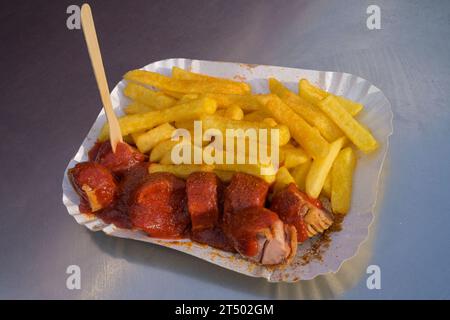 Currywurst mit Pommes von Curry 36, Berlin, Deutschland *** Currywurst with fries from Curry 36, Berlin, Germany Stock Photo