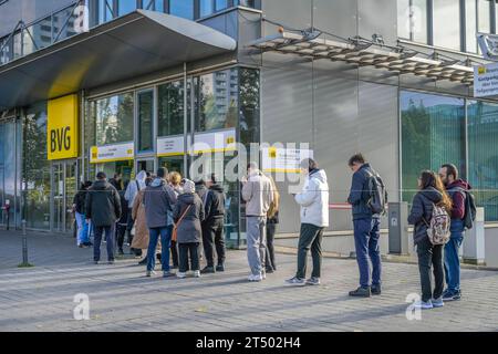 Schlange, Kunden, Kundenzentrum, BVG Hauptsitz, Holzmarktstraße, Mitte, Berlin, Deutschland *** Queue, customers, customer center, BVG headquarters, Holzmarktstraße, Mitte, Berlin, Germany Stock Photo