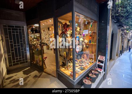 Nquart artisan shop and workshop, in the center of Vic (Osona, Barcelona, Catalonia, Spain) ESP: Tienda artesana y taller Nquart, en el centro de Vic Stock Photo