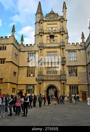 Oxford University courtyard and tower of the Bodleian Library, Oxford, UK Stock Photo