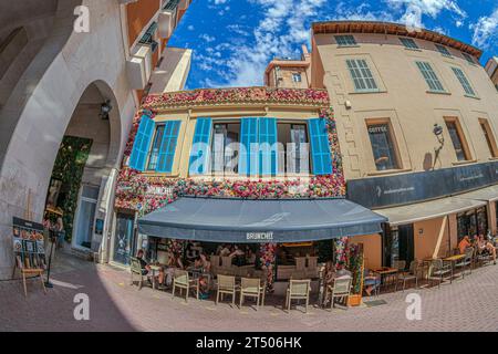 PALMA DE MALLORCA, SPAIN - AUGUST 20, 2023: Lovely small restaurant and bar, decorated with flowers, with traditional Spanish and Mallorcan food, near Stock Photo