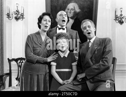 Lois DeBanzie, Aileen Quinn, Albert Finney, Edward Herrmann, on-set of the musical film, 'Annie', Columbia Pictures, 1982 Stock Photo