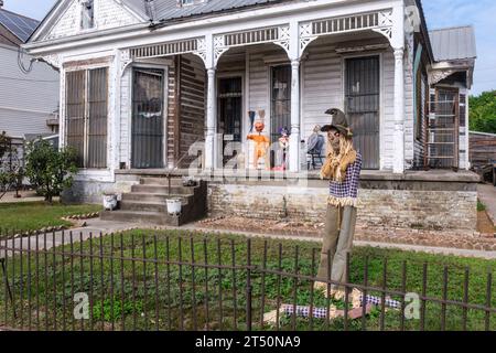 NEW ORLEANS, LA, USA  - OCTOBER 30, 2023: Spooky characters decorate the yard of an old weather worn house on Oak Street for Halloween Stock Photo