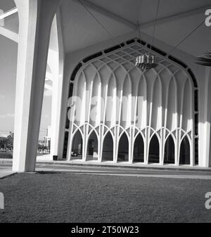 1960s, historical, architecture, a wall at the new airport at Dhahran, Saudi Arabia, showing the architectural style built at this time.  The first airport built in the country, the terminal building, a mix traditional islamic influences and modern, was designed by Minoru Yamaskai and completed in 1961, Stock Photo