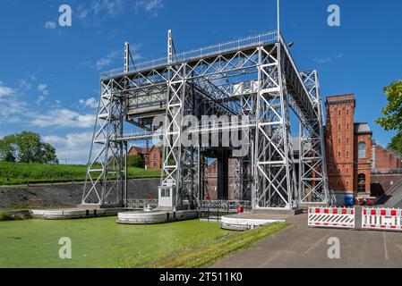 Hydraulic boat lift no. 1 on the old Canal du Centre at Houdeng-Goegnies near La Louvière, Hainaut in the Sillon industriel of Wallonia, Belgium Stock Photo