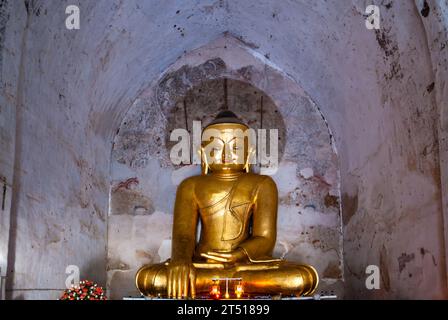 Golden Buddha statue, Gawdawpalin Pahto, Old Bagan, Myanmar, Asia Stock Photo