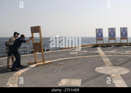 9 mm, ARABIAN GULF, DDG 57, Deven B. King, flight deck, Guided-Missile Destroyer, pistol, USS Mitscher, weapons qualification Stock Photo